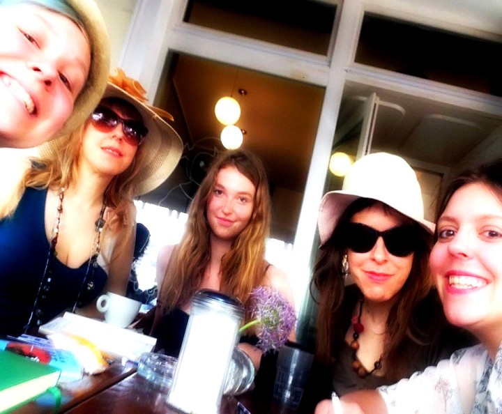 Die Testosteron-Gang!
Die Musikerinnen, PerformerinnenRegisseurinnen des Videos:
Debbie, Kerstin, Jospehine, Sandra und Theresa lassens krachen an einem heißen Sommertnag in Berlin